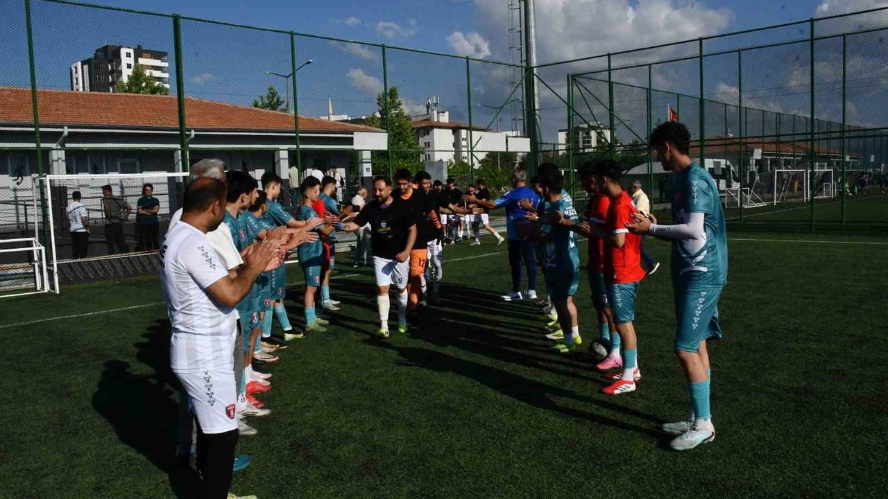 Kalespor, şampiyon Cırgalanspor'u maç öncesi alkışladı