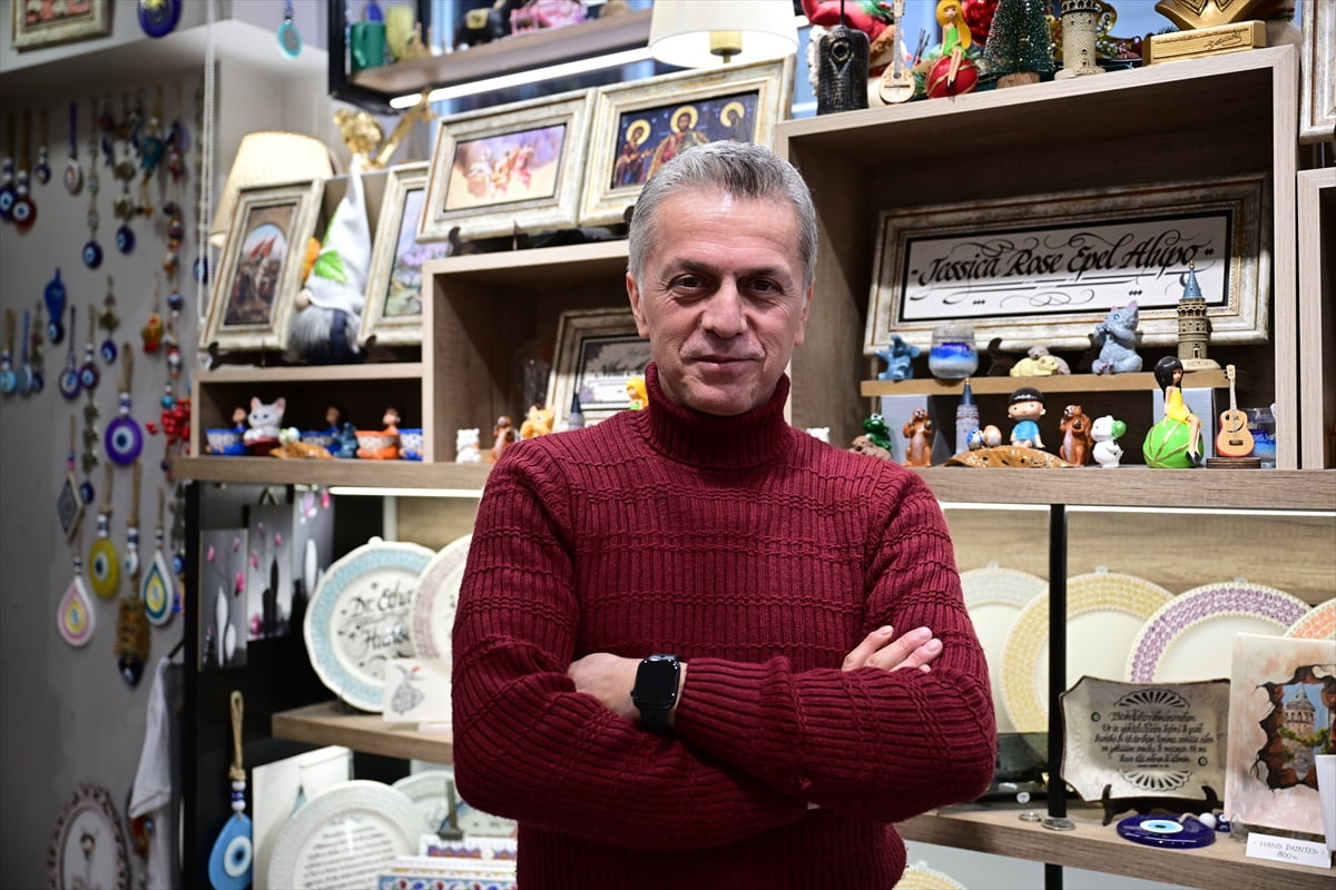 Kaligrafi sanatçısı Murat Ünver, AA muhabirine açıklamalarda bulundu. 