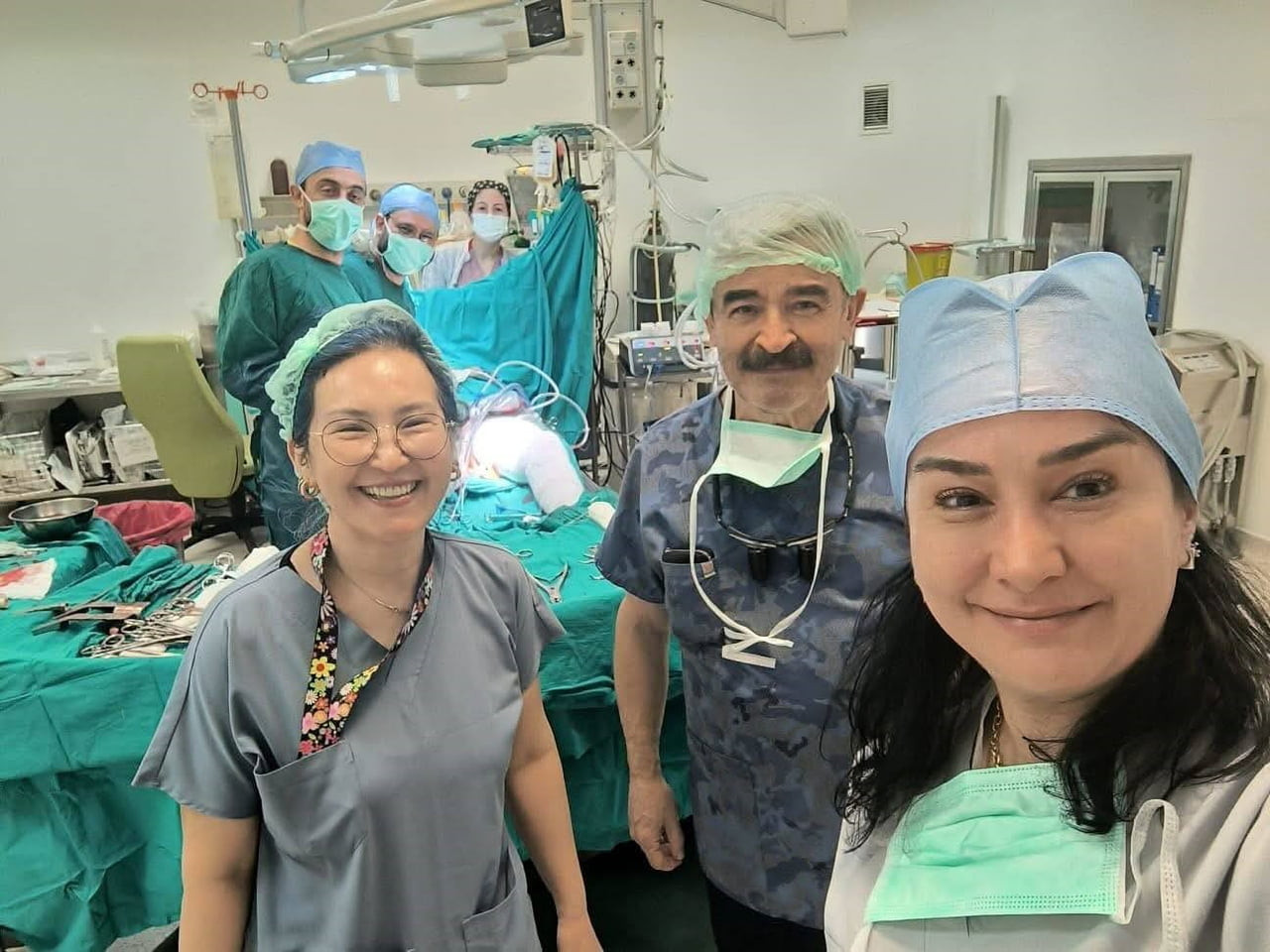 KALP VE DAMAR CERRAHİSİ UZMANI OPR. DOKTOR MUHARREM ŞENEL, AMELİYAT EKİBİ İLE BİRLİKTE.