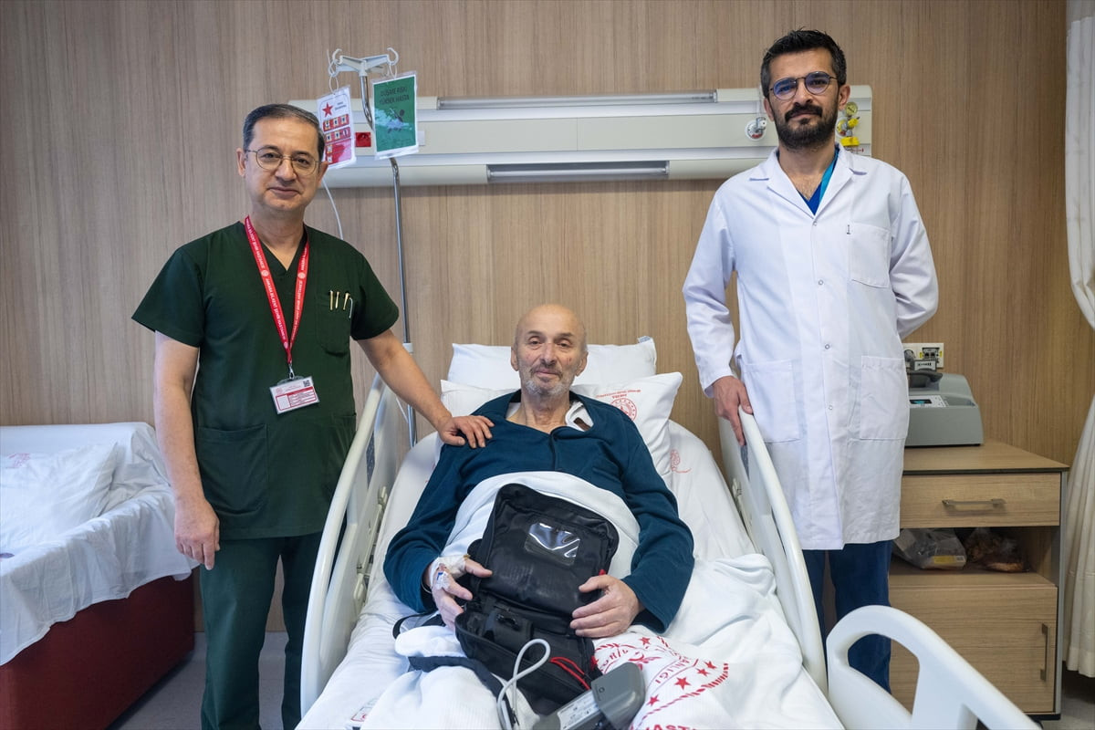 Kalp yetmezliği nedeniyle omzunda taşıdığı yapay kalp destek cihazıyla yaşamını sürdüren Ömer...