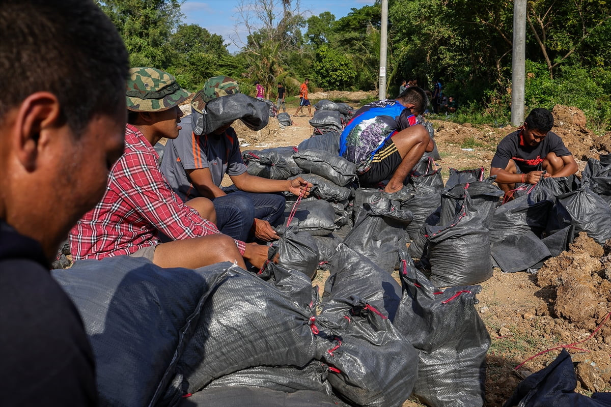 Kamboçya, Tayland'ın sınır hattında bulunan bazı bölgeleri hedef alarak sabah saatlerinde...