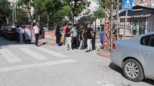 Kamp sandalyeleri piknik için değil, sınav maratonunu beklemek için açıldı