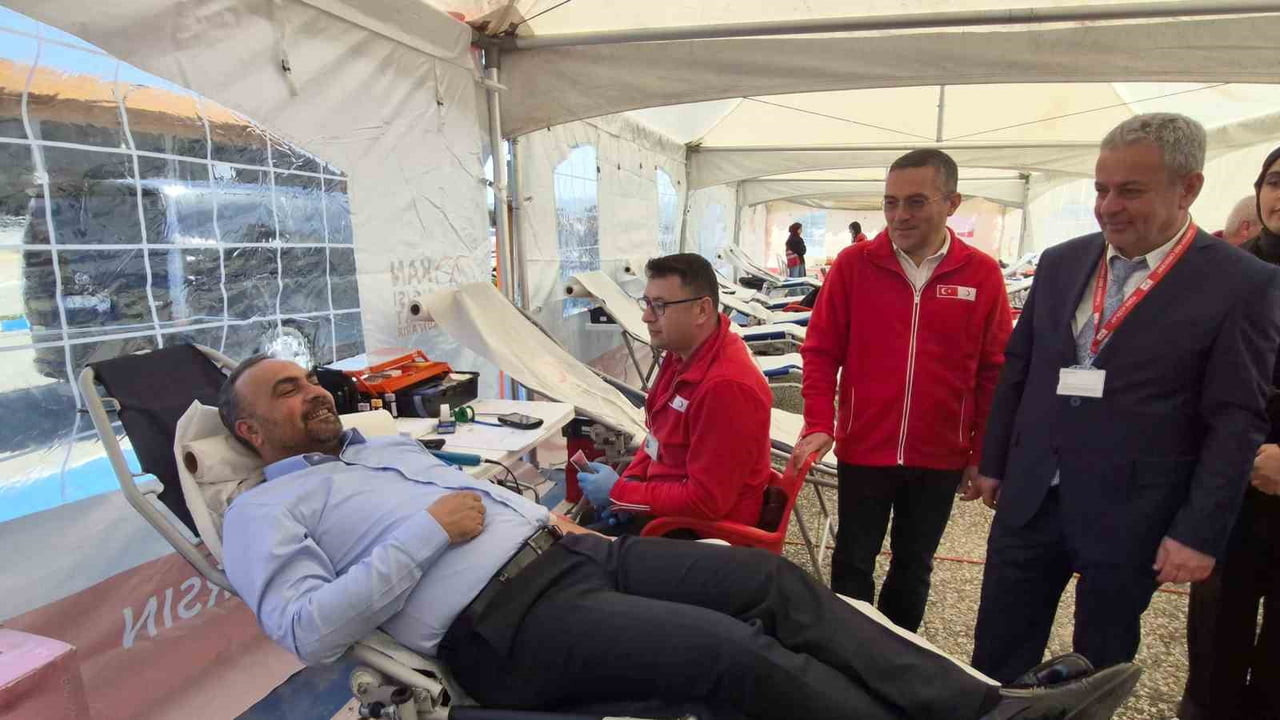 KAMPANYADA İLK KANI İSE BARÜ REKTÖRÜ PROF. DR. AHMET AKKAYA VERDİ.