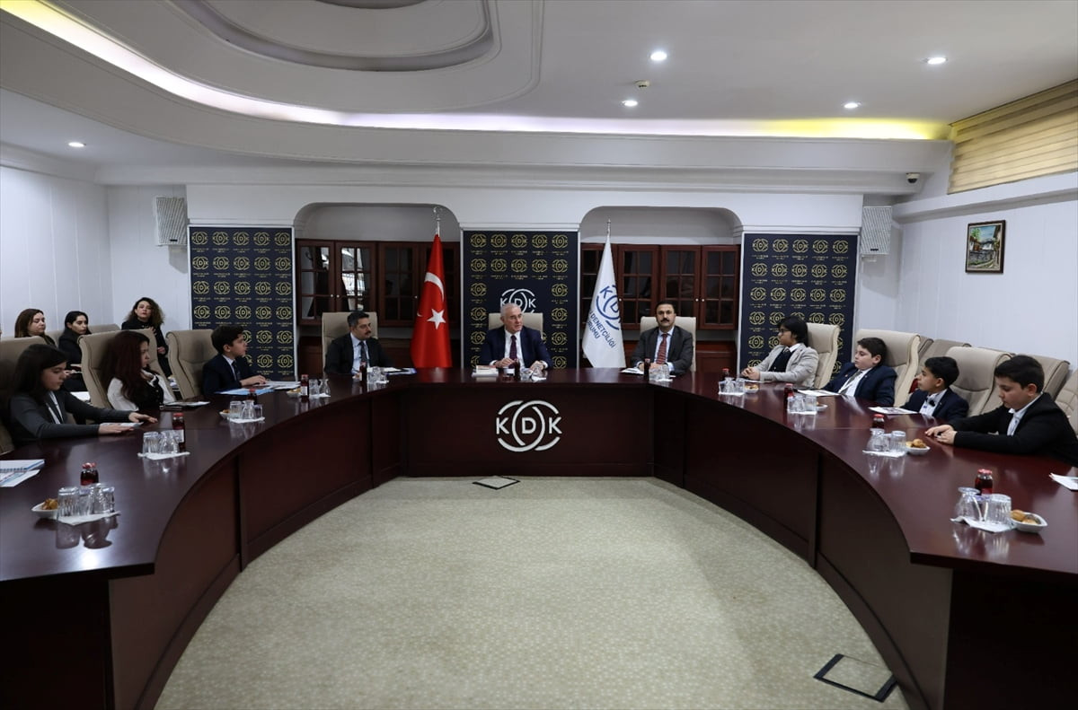 Kamu Başdenetçisi Akarca, ABB 30. Dönem Çocuk Meclisi üyeleri ile KDK'de bir araya geldi.