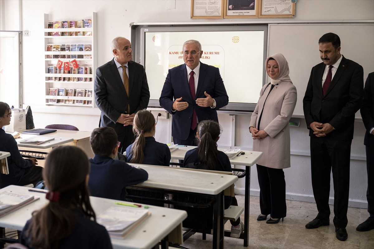 Kamu Başdenetçisi Mehmet Akarca, Ankara'nın Sincan ilçesindeki Ressam İbrahim Çallı Ortaokulu'nda...