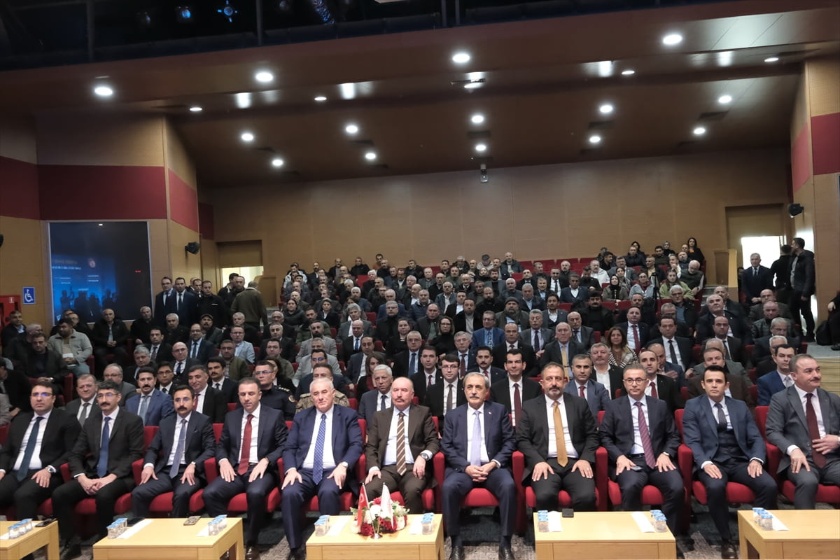 Kamu Başdenetçisi Mehmet Akarca, Ethem Erkoç Konferans Salonu'nda düzenlenen "Ombudsman...