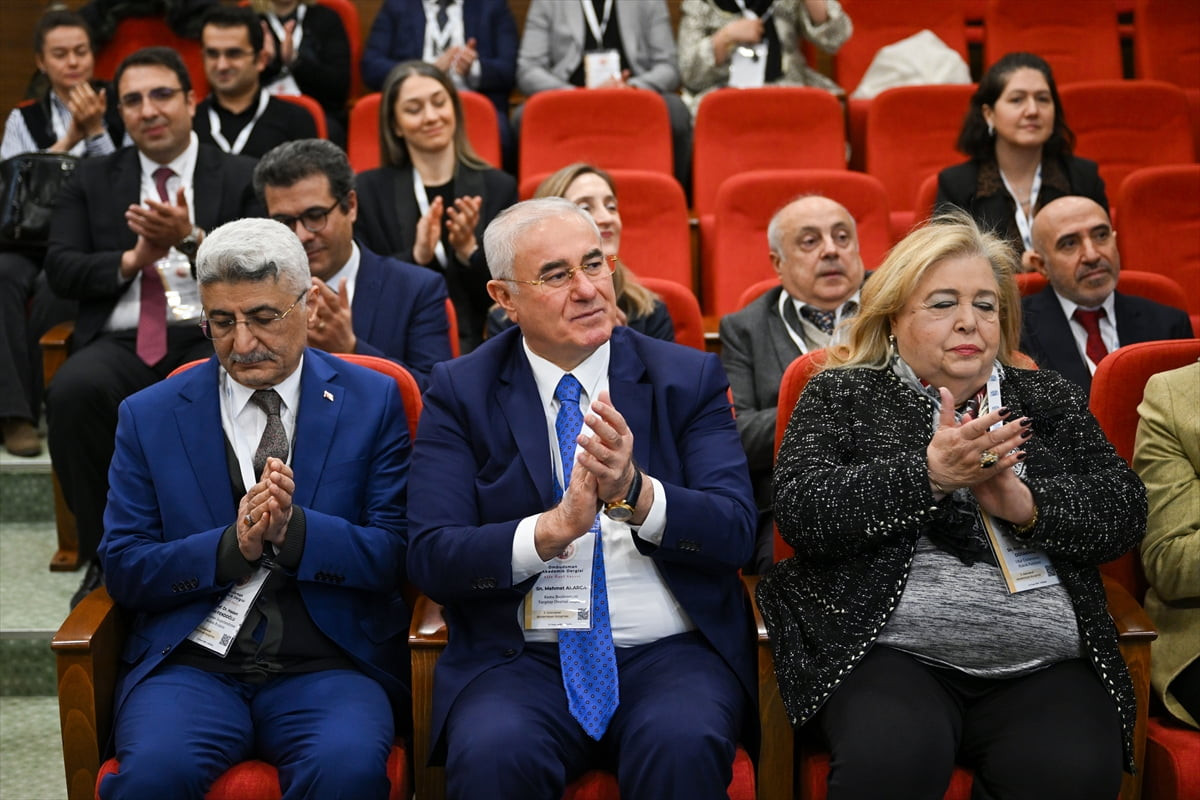 Kamu Başdenetçisi Mehmet Akarca (ortada), Kamu Denetçiliği Kurumunun (KDK) hakemli akademik yayını...