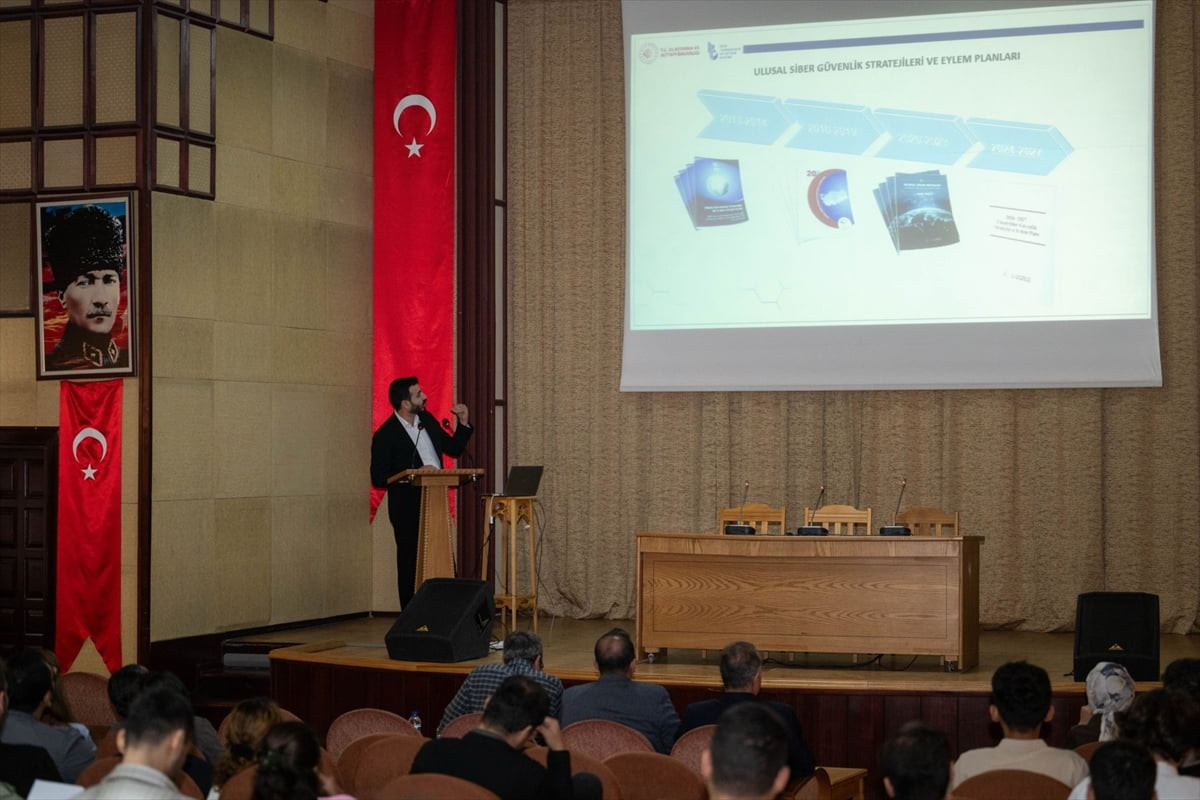 Kamu Siber Güvenlik Derneğince düzenlenen Siber Güvenlik Eğitim Serisi'nin dördüncü etabında "Blue...