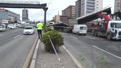 Kamyon üst geçide çarptı: 3 yaralı