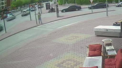 Kamyonetin altında kalan elektrikli bisiklette can pazarı kamerada: 3'ü çocuk 4 yaralı