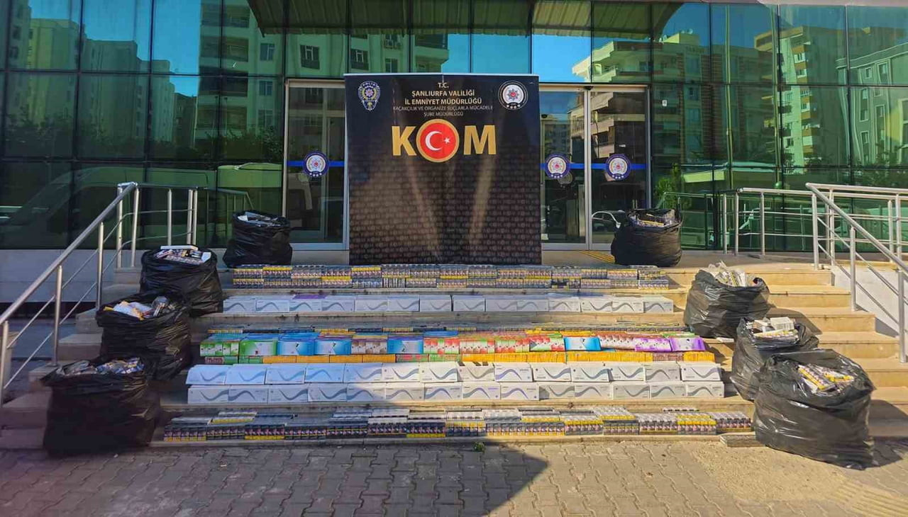 KAMYONETTEKİ ARAÇ LASTİKLERİNDEN 20 BİN PAKET KAÇAK SİGARA ÇIKTI