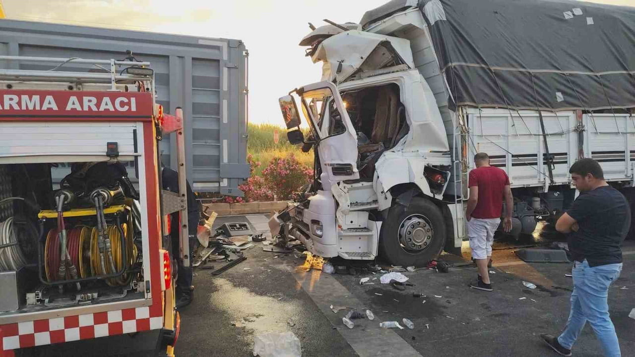 KAMYONUN KIRMIZI IŞIKTA BEKLEYEN TIRA ARKADAN ÇARPMASI SONUCU ARAÇ İÇERİSİNDE SIKIŞAN KAMYON...