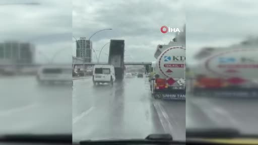 Kamyonun üst geçide çarptığı anlar kamerada: 3 yaralı