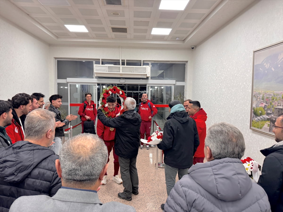 Kanada'da düzenlenen Dünya Kısa Kulvar Sürat Pateni Şampiyonası'nda bronz madalya kazanan milli...