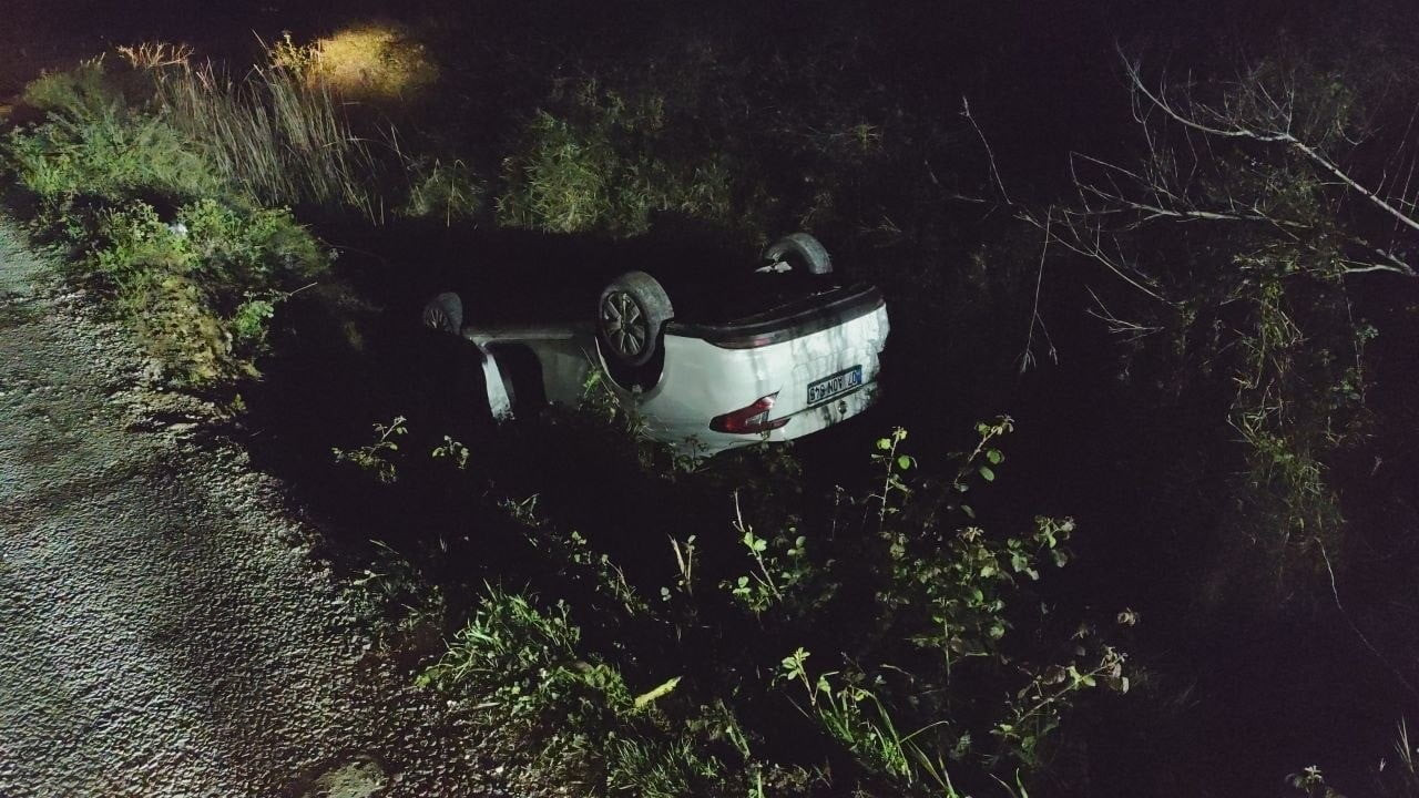 KANALDA TERS VAZİYETTEKİ OTOMOBİL