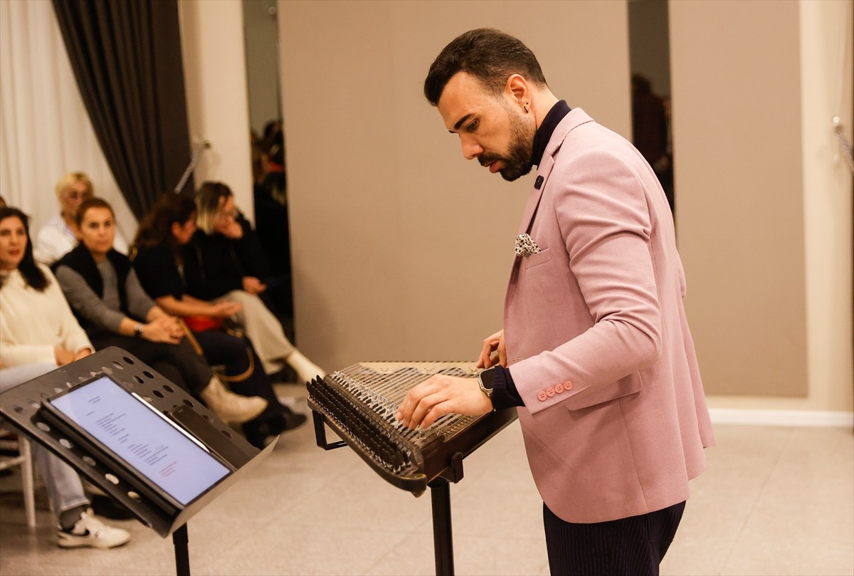 Kanun virtüözü Ahmet Baran'ın (önde) şefliğinde farklı mesleklerden gönüllüleri buluşturan "İyilik...