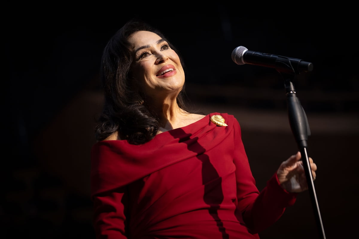 Kanun virtüözü Ahmet Baran'ın şefliğindeki "İyilik Korosu", Türk sinemasının usta oyuncularından...