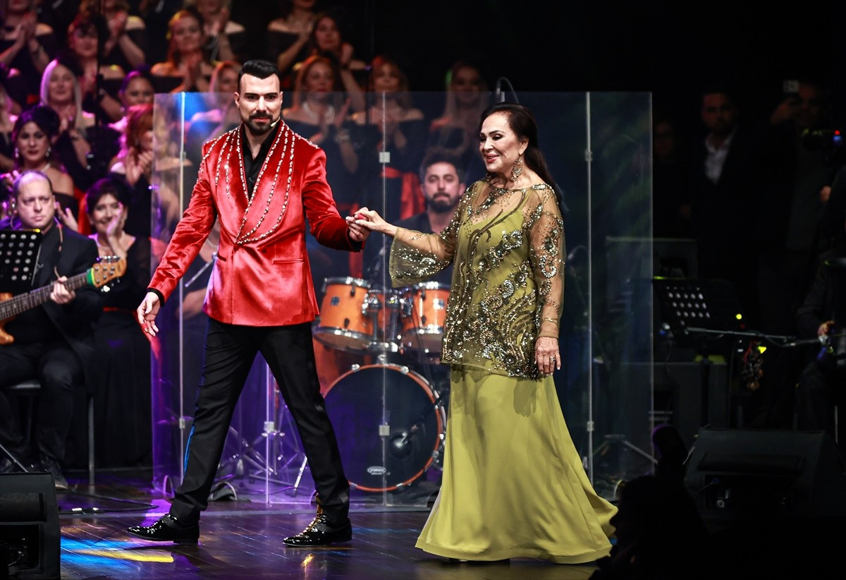 Kanun virtüözü Ahmet Baran'ın (solda) şefliğindeki "İyilik Korosu", Türk sinemasının usta...