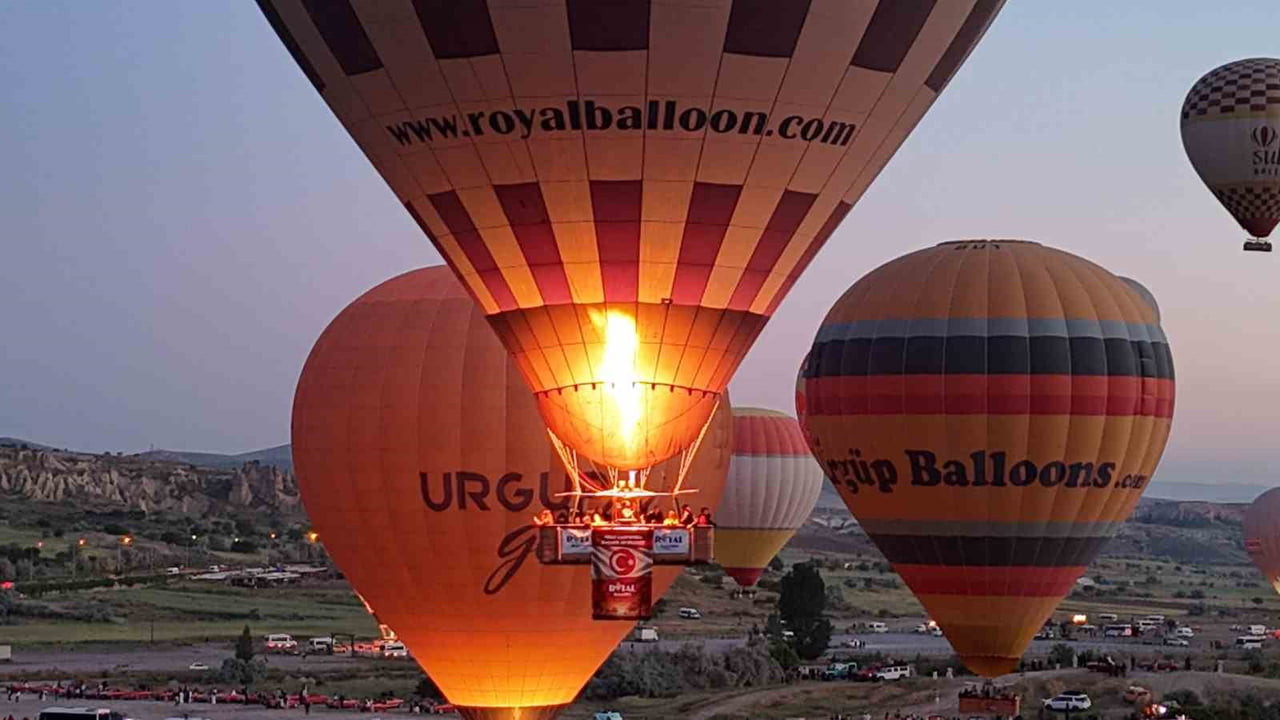KAPADOKYA'DA SICAK HAVA BALONLARI, A MİLLİ FUTBOL TAKIMI'NIN YARIN PARAGUAY İLE OYNAYACAĞI 2026...