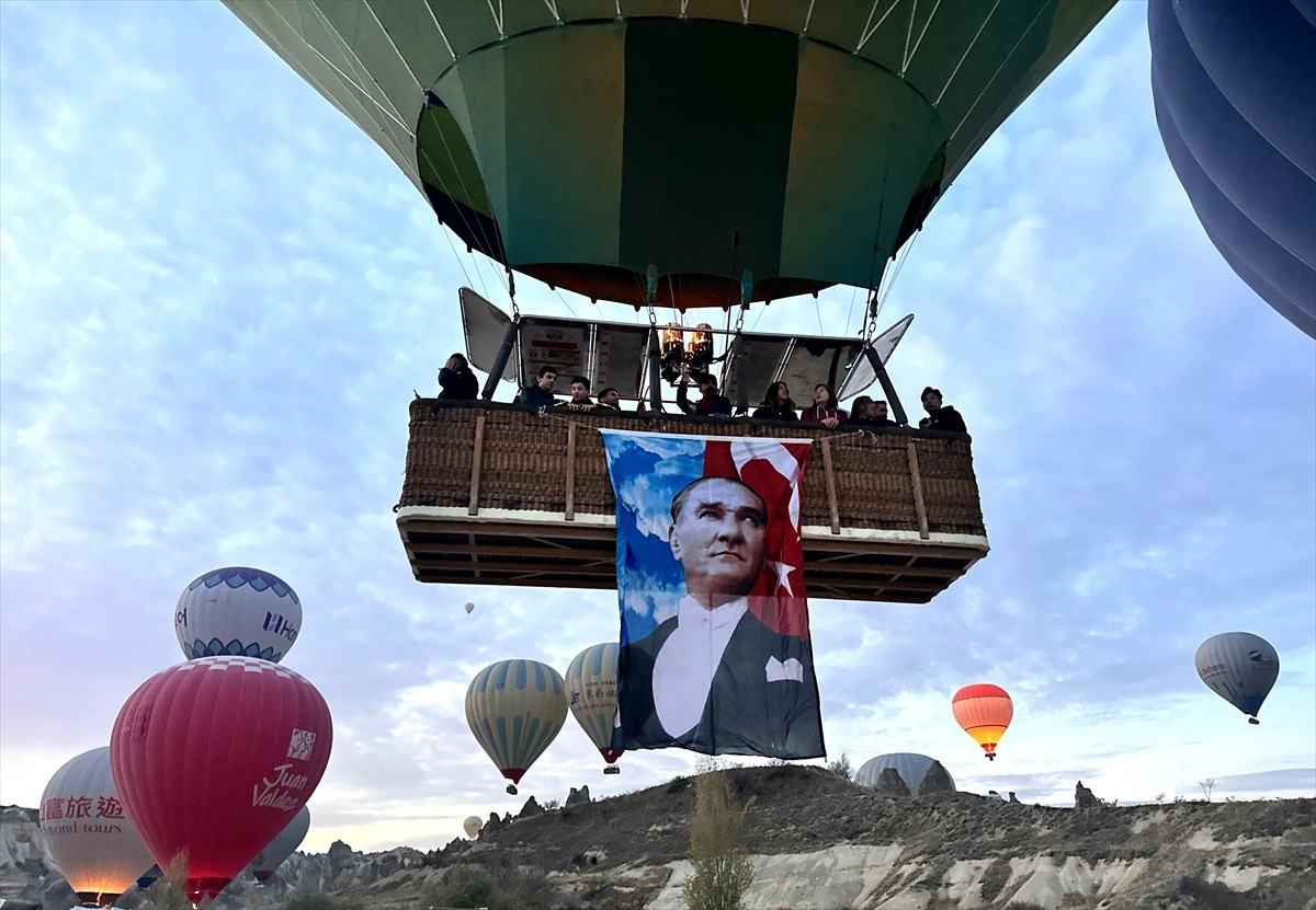 Kapadokya'da sıcak hava balonları, Türkiye Cumhuriyeti'nin kurucusu Büyük Önder Mustafa Kemal...