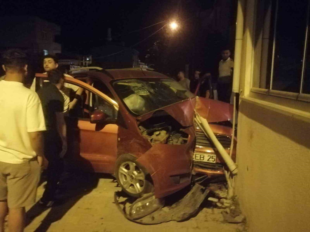 KAPAKLI İLÇESİNDE ALKOLLÜ SÜRÜCÜNÜN KULLANDIĞI OTOMOBİL KONTROLDEN ÇIKARAK BİNA DUVARINA...