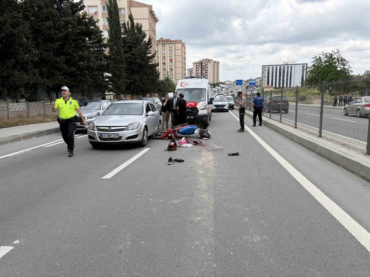 KAPAKLI İLÇESİNDE OTOMOBİL İLE ÇARPIŞAN MOTOSİKLETİN SÜRÜCÜSÜ YARALANDI.