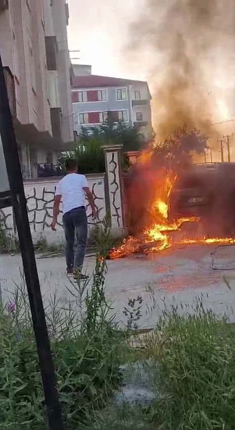 KAPAKLI İLÇESİNDE PARK HALİNDEKİ OTOMOBİLDE ÇIKAN YANGIN İTFAİYE EKİPLERİNCE...