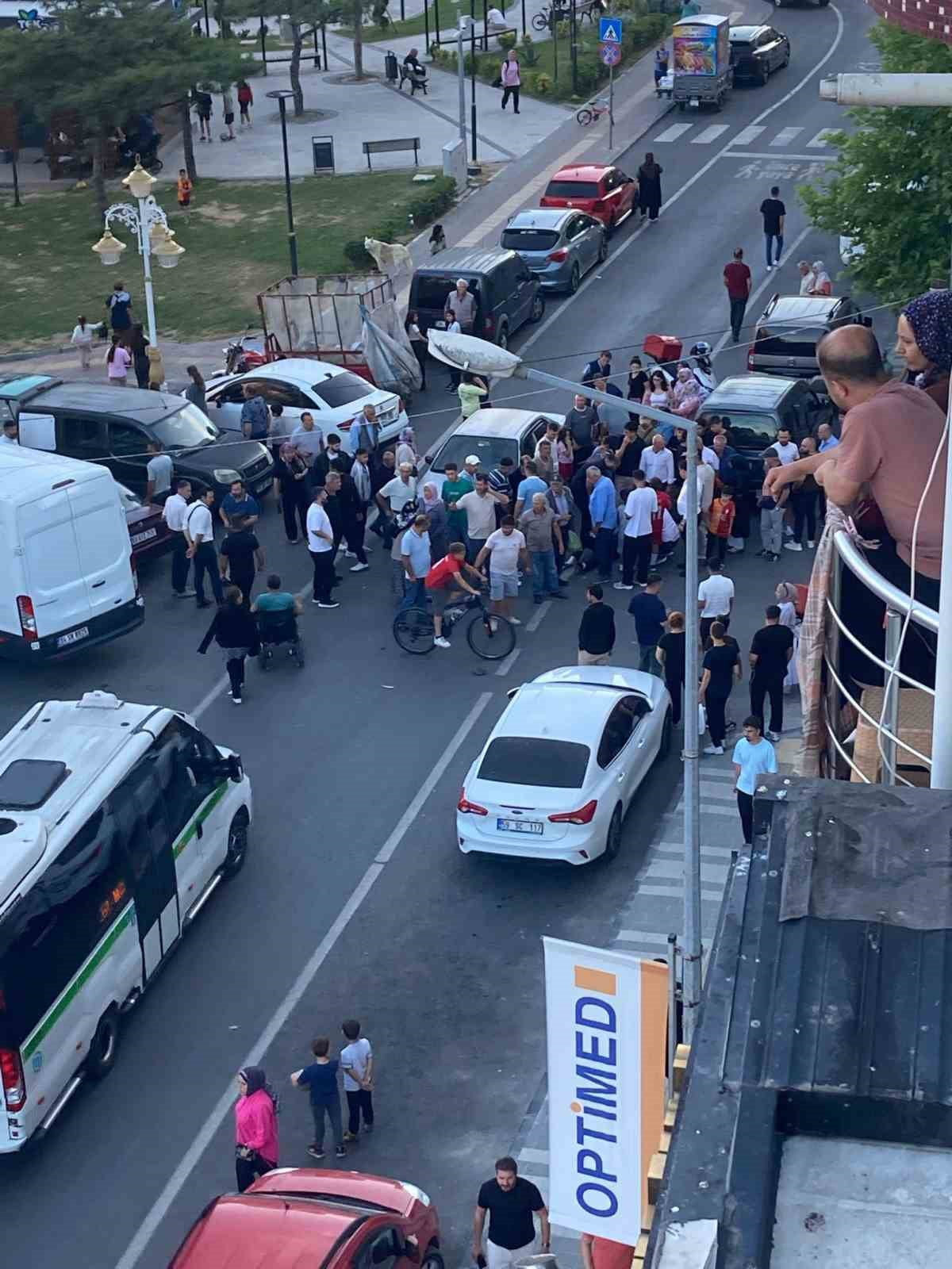 KAPAKLI İLÇESİNDE TERS YÖNDEN GELEN OTOMOBİL İLE MOTOSİKLETİN ÇARPIŞMASI SONUCU 1 KİŞİ...