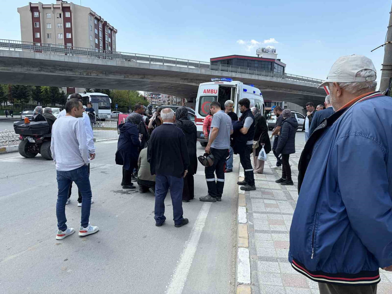 KAPAKLI İLÇESİNDE YOLA DÖKÜLEN TOPRAK NEDENİYLE KAYAN MOTOSİKLETİN SÜRÜCÜSÜ YARALANDI.