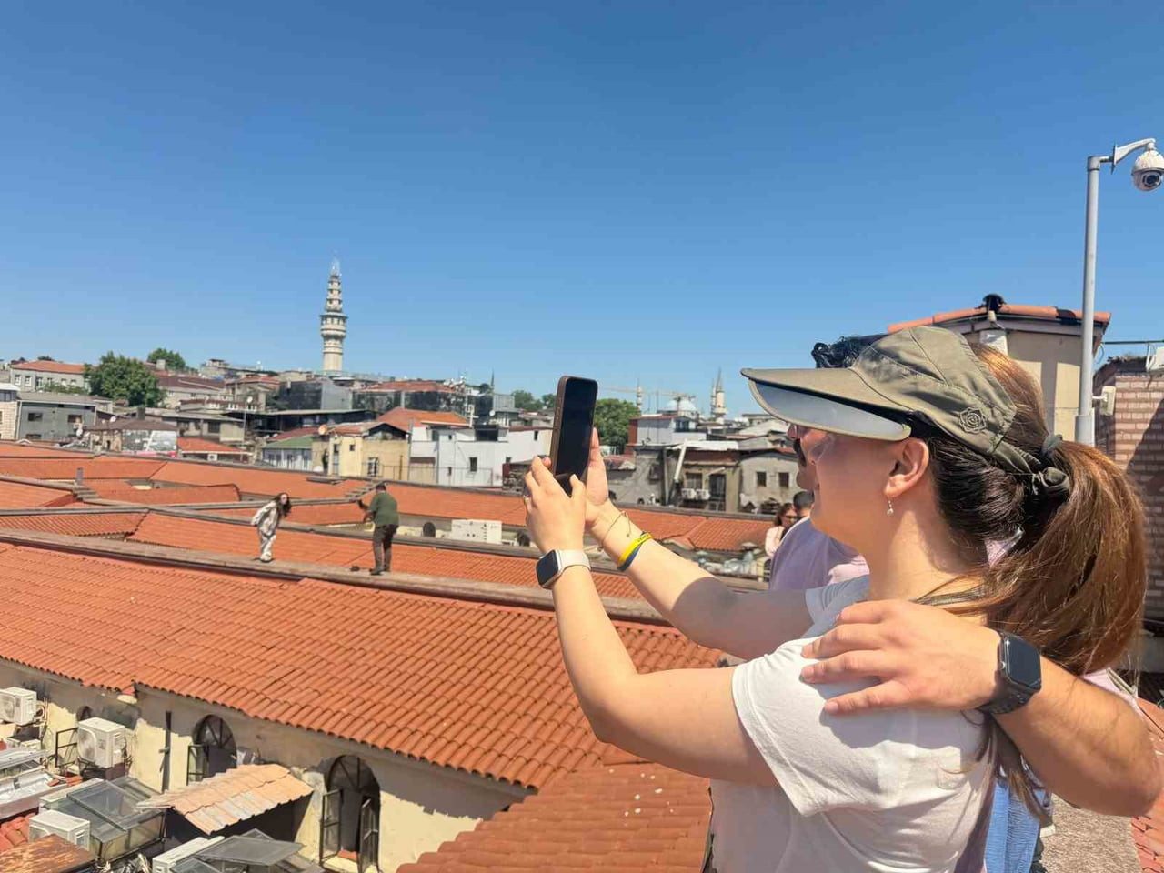 KAPALIÇARŞI’NIN ÇATISINA ÇIKAN VATANDAŞLAR ADETA FOTOĞRAF ÇEKME YARIŞINA GİRDİ