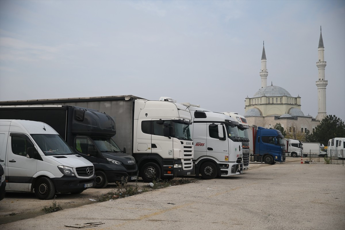 Kapıkule Sınır Kapısı yakınlarında bir tır parkının mühürlenmesi nedeniyle oluşan uzun tır kuyruğu...