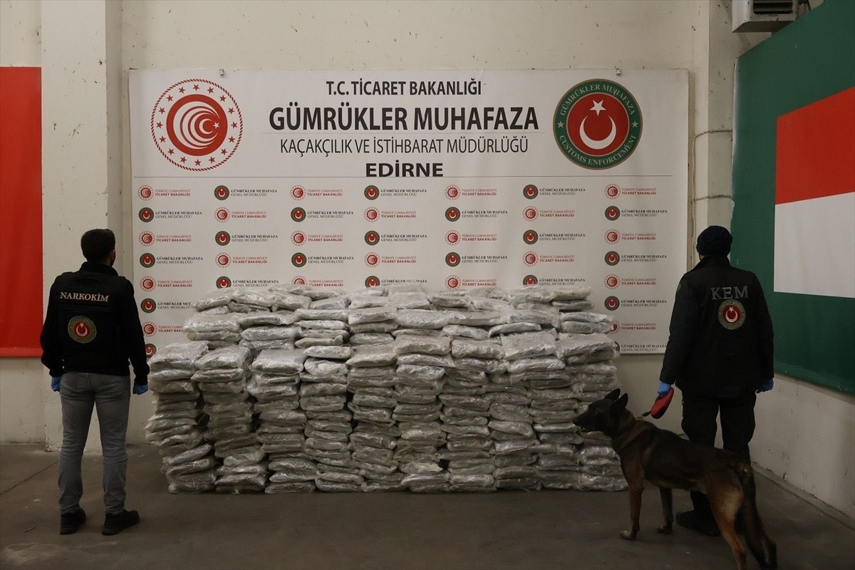 Kapıkule ve İpsala sınır kapılarında düzenlenen operasyonlarda 524 kilo 336 gram uyuşturucu madde...