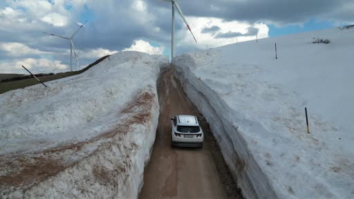 Kar duvarları arasında kalan yol görenleri hayrete düşürdü