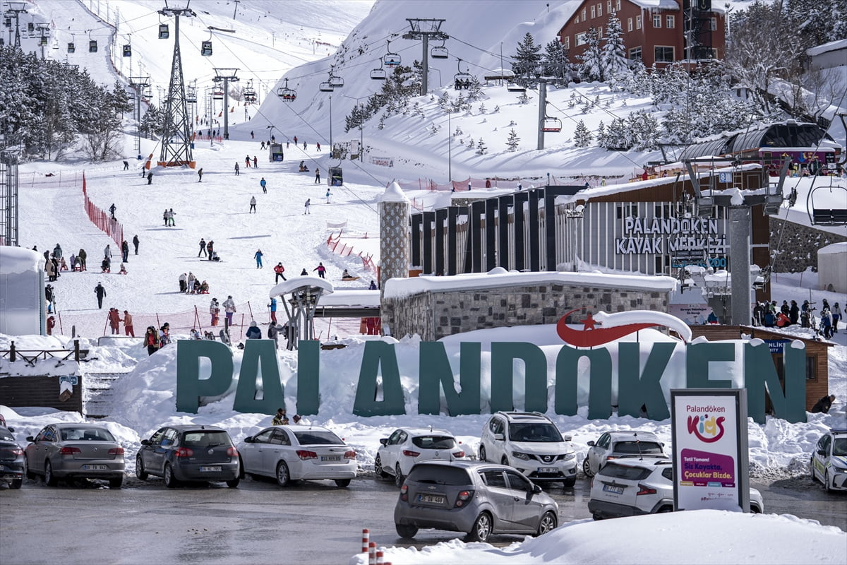Kar kalınlığının 285 santimetre ölçüldüğü Palandöken Kayak Merkezi'nde tatilciler, ramazanda hafta...
