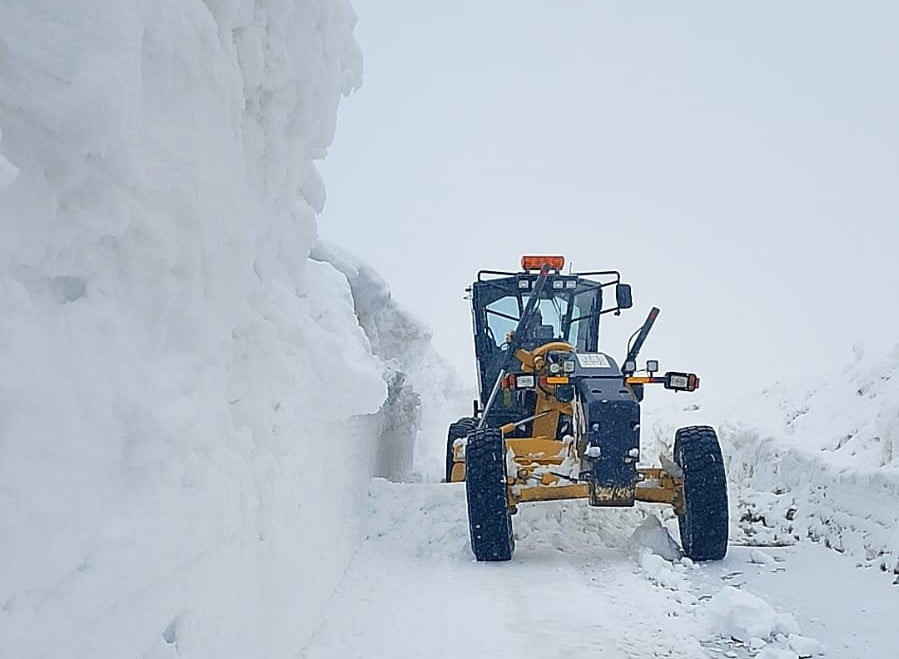 KAR KALINLIĞININ 3 METREYİ BULDUĞU KIRSAL KESİMLERDE EKİPLERİN KARLA MÜCADELE MESAİSİ ARALIKSIZ...