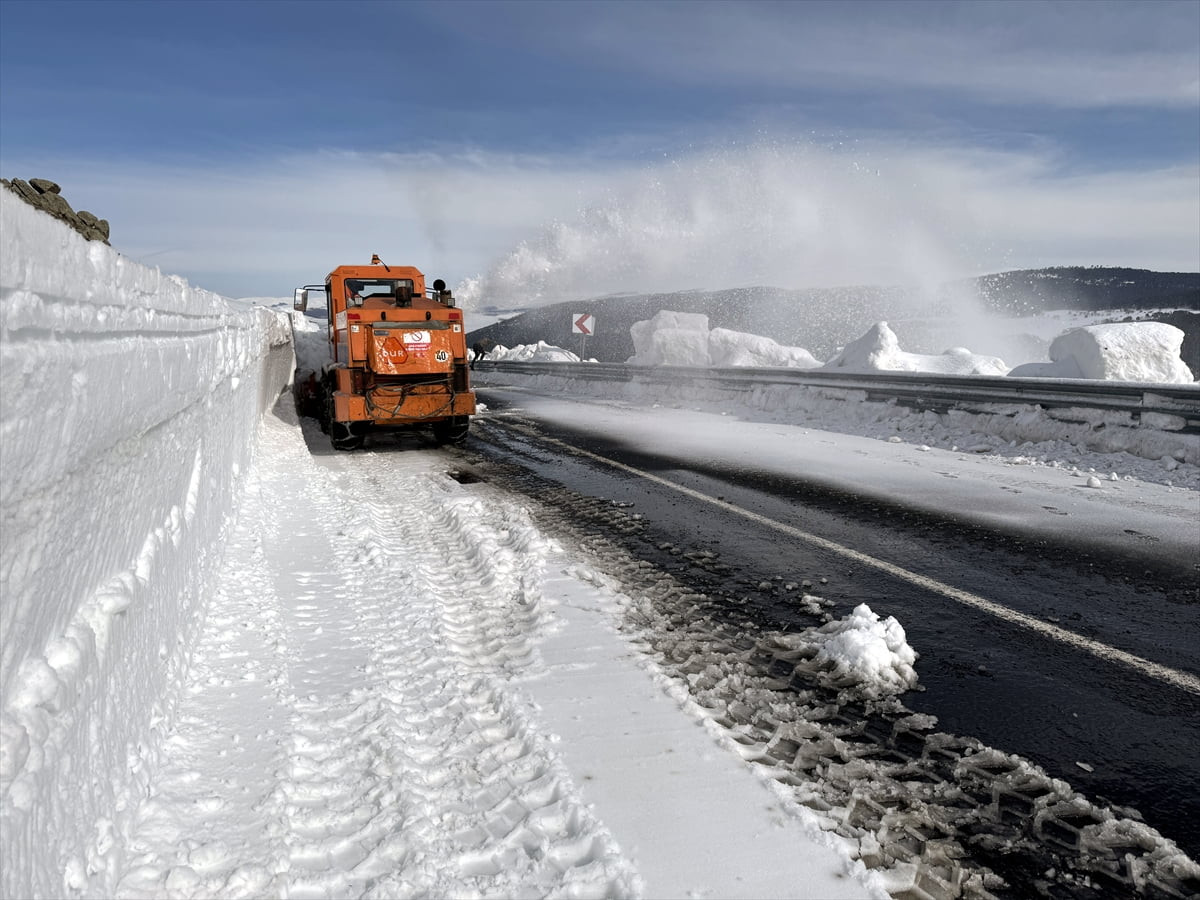 Kar nedeniyle 3,5 aydır kapalı bulunan Ardahan-Ardanuç kara yolu ekiplerce ulaşıma açılıyor.