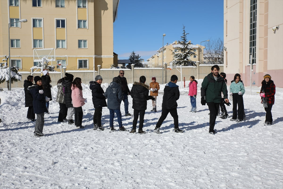 Kar nedeniyle okulların tatil edildiği Van'ın Erciş ilçesinde çocuklar, kartopu oynadı. Erciş...