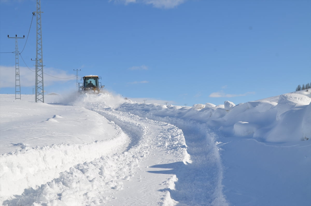 Kar ve soğuk havanın yaşamı olumsuz etkilediği Muş'ta, 92 köye ulaşım sağlanamıyor. İl Özel...