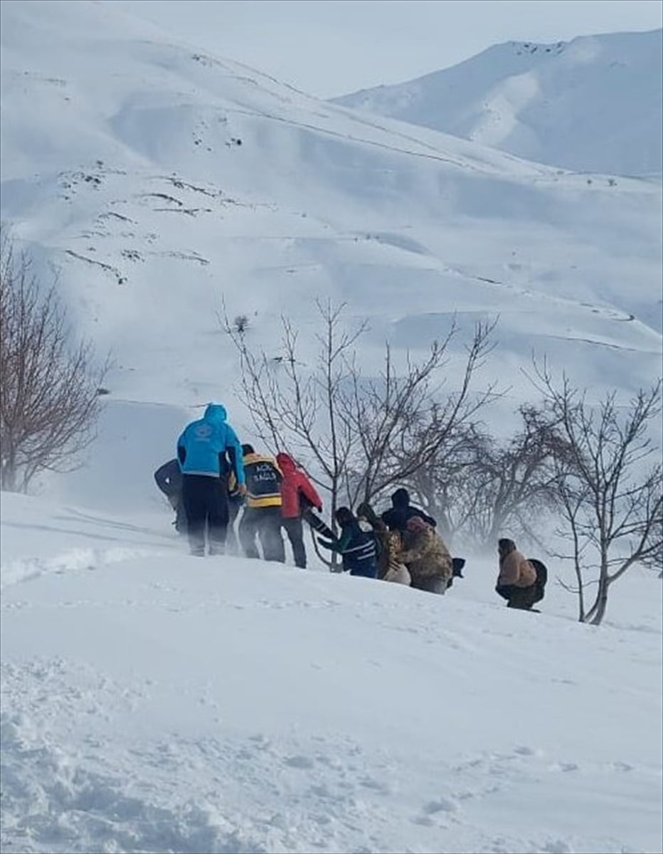 Kar ve tipi nedeniyle yolu kapanan Van'ın Bahçesaray ilçesinde doğumu yaklaşan 31 yaşındaki kadın...