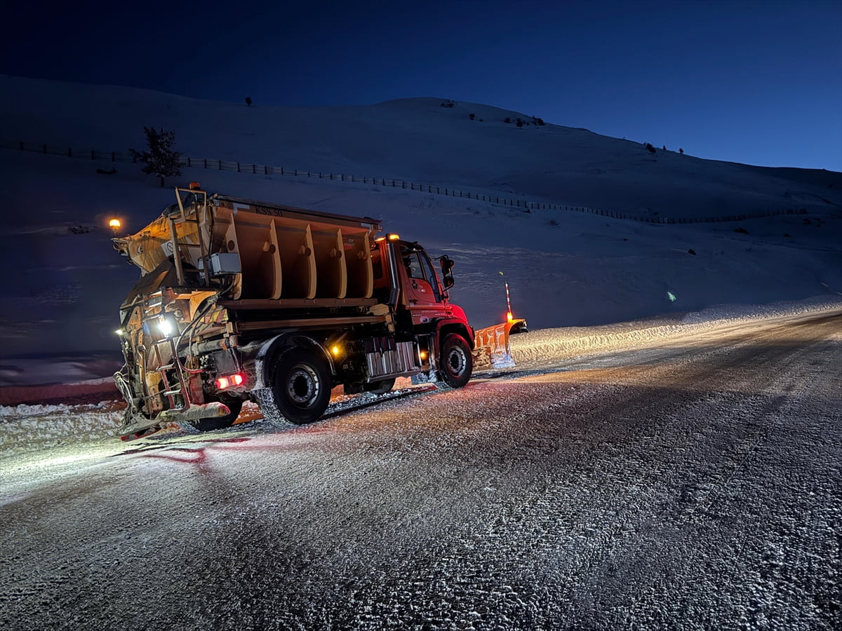 Kar ve yoğun tipi nedeniyle araç geçişine kapatılan Ardahan-Şavşat kara yolu kontrollü olarak...