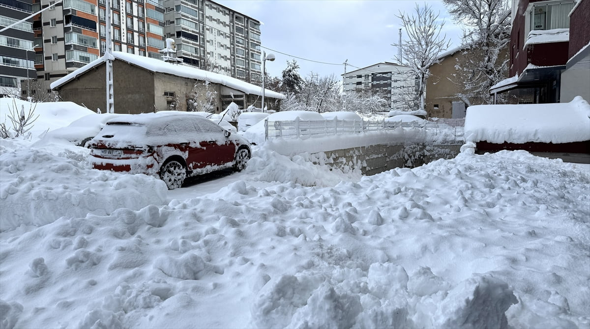 Kar yağışı ve soğuk havanın yaşamı olumsuz etkilediği Bitlis'te, 290 yerleşim yerine ulaşım...