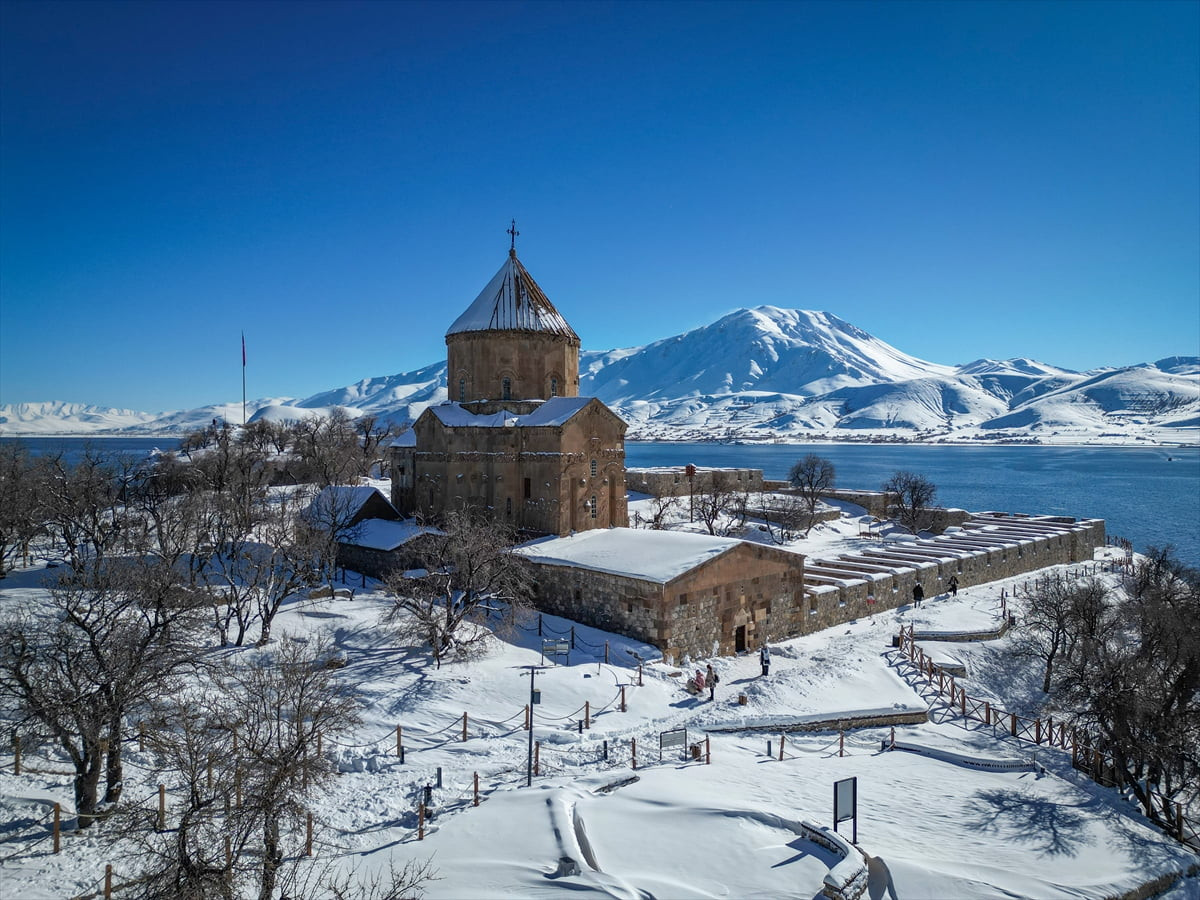 Kar yağışının ardından beyaz örtüyle kaplanan Van Gölü'ndeki Akdamar Adası, soğuk havaya rağmen...