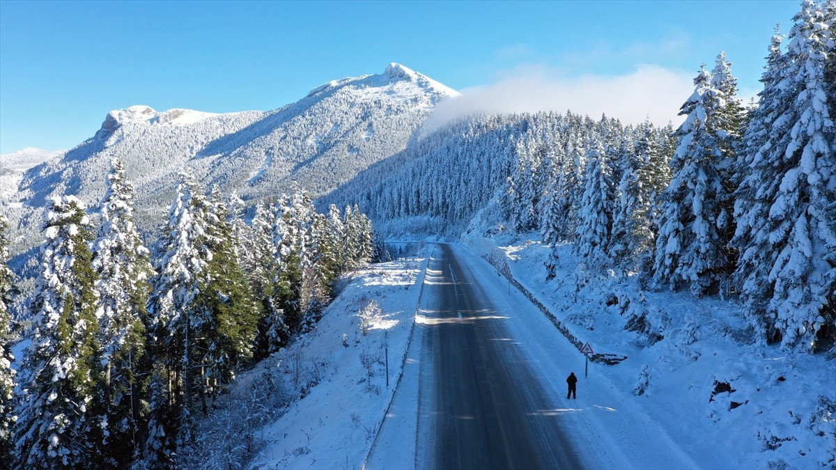 Kar yağışının ardından beyaza bürünen Küre Dağları dron ile görüntülendi.