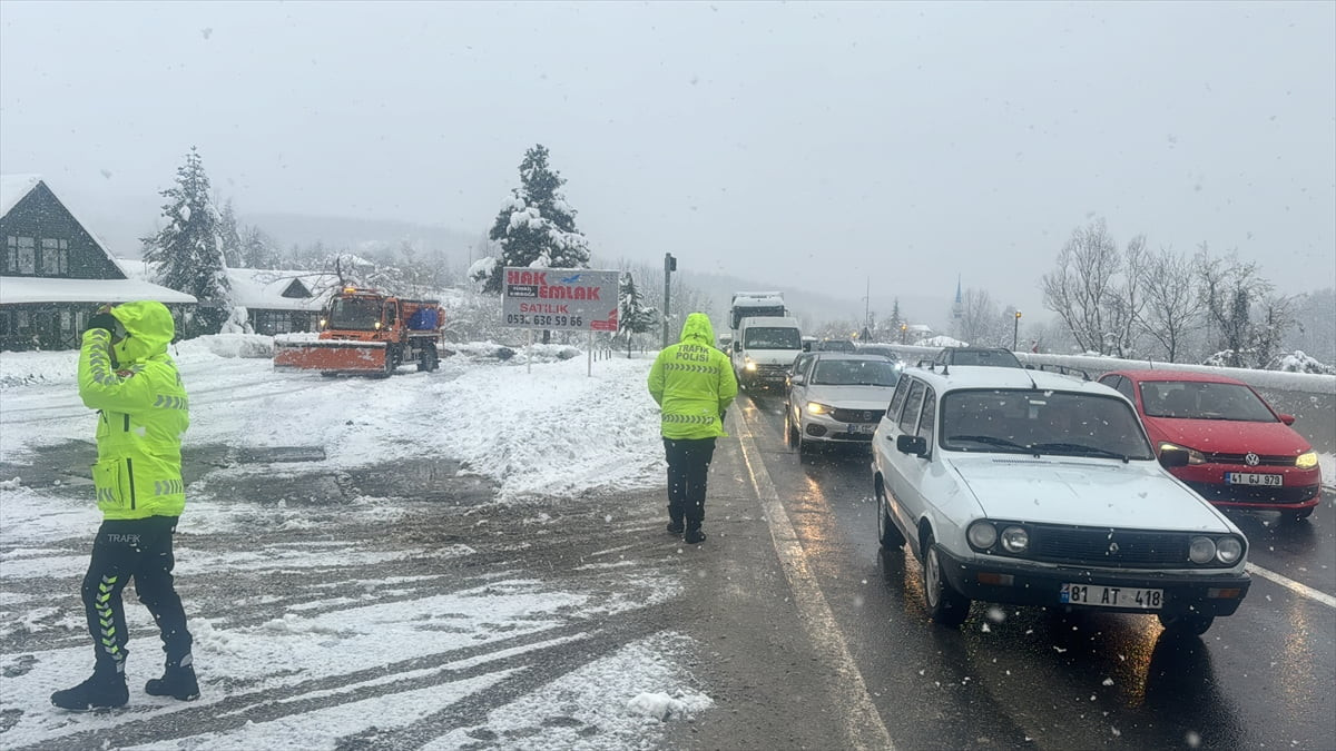 Kar yağışının etkili olduğu D-100 kara yolunun Bolu Dağı geçişinde arızalanan tır nedeniyle ulaşım...