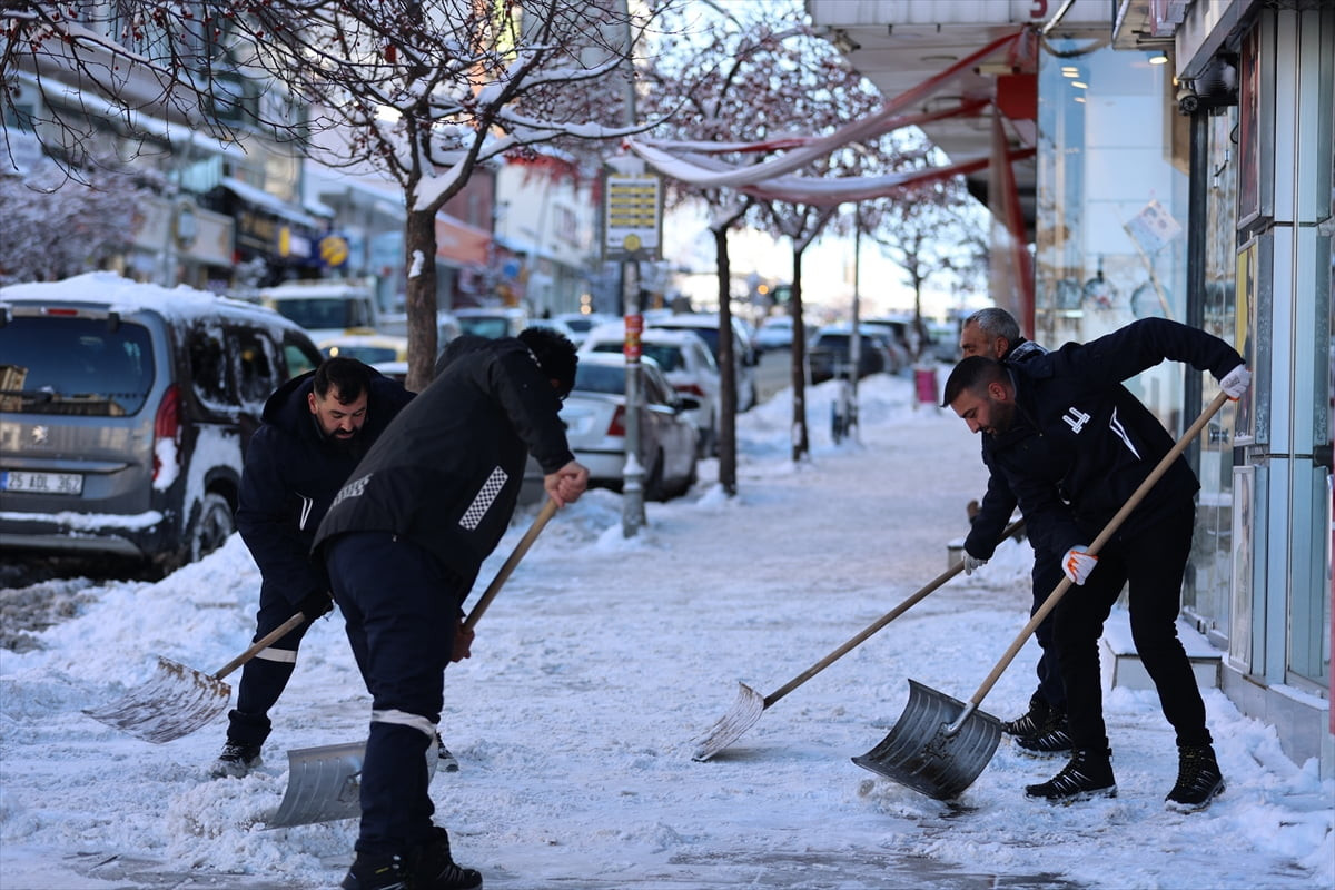 Kar yağışının etkisini artırdığı Erzurum'da Büyükşehir Belediyesi'ne bağlı kar timleri, 1600...