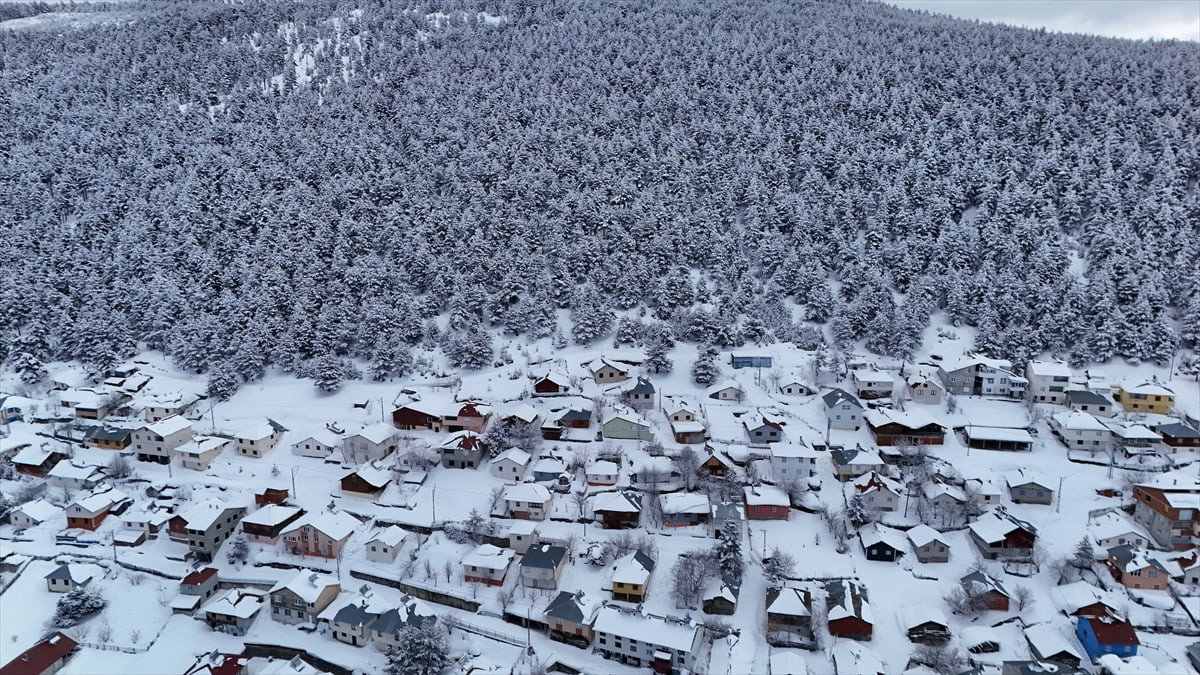 Kar yağışıyla beyaza bürünen Ordu'nun 1200 rakımlı Keyfalan Yaylası, havadan görüntülendi....