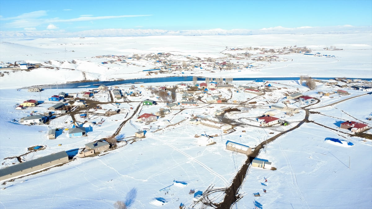 Kar yağışıyla etrafı beyaza bürünen Kars Çayı ile Türkiye-Ermenistan sınırında bulunan köyler...