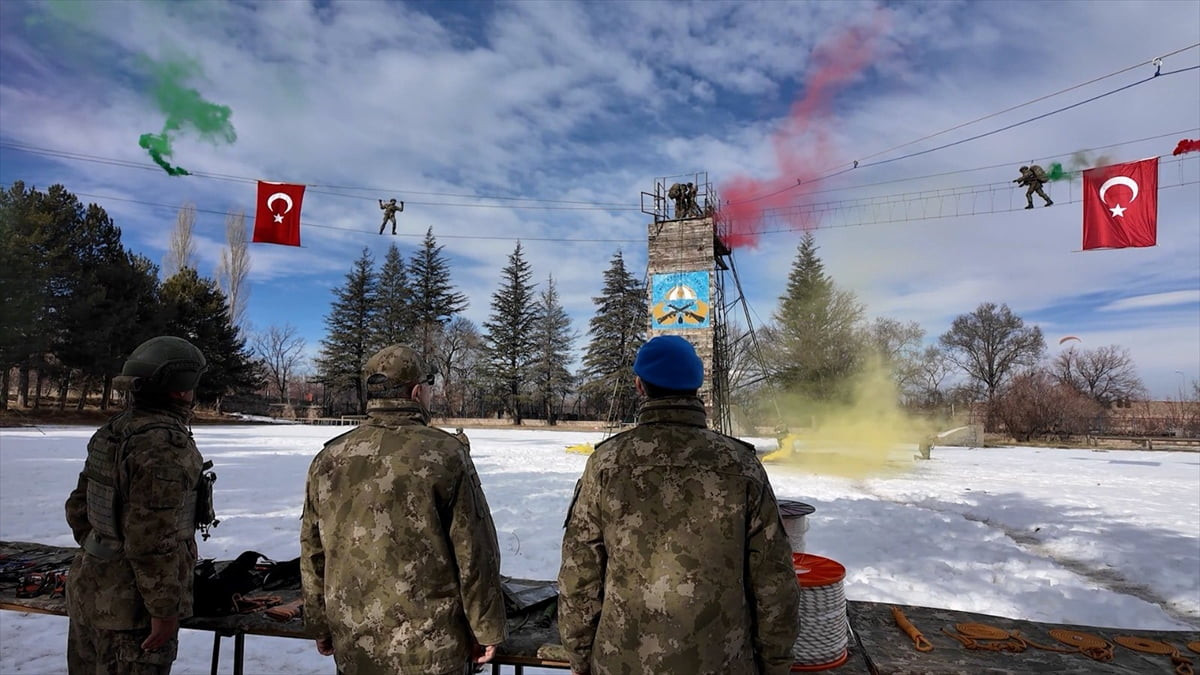 Kara Kuvvetleri Komutanı Orgeneral Metin Tokel, Kayseri'de konuşlu 1'inci Komando Tugay...