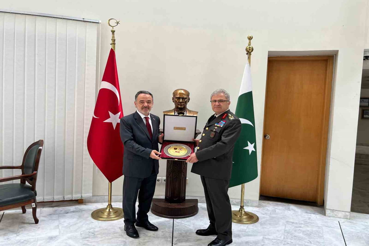 KARA KUVVETLERİ KOMUTANI ORGENERAL METİN TOKEL, PAKİSTAN GENELKURMAY BAŞKANI GENERAL ASIM MÜNİR’İN...