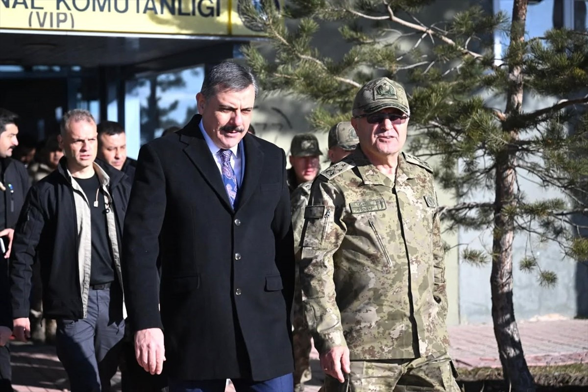 Kara Kuvvetleri Komutanı Orgeneral Metin Tokel (sağda), Erzurum Valiliğine ziyarette bulundu. Vali...